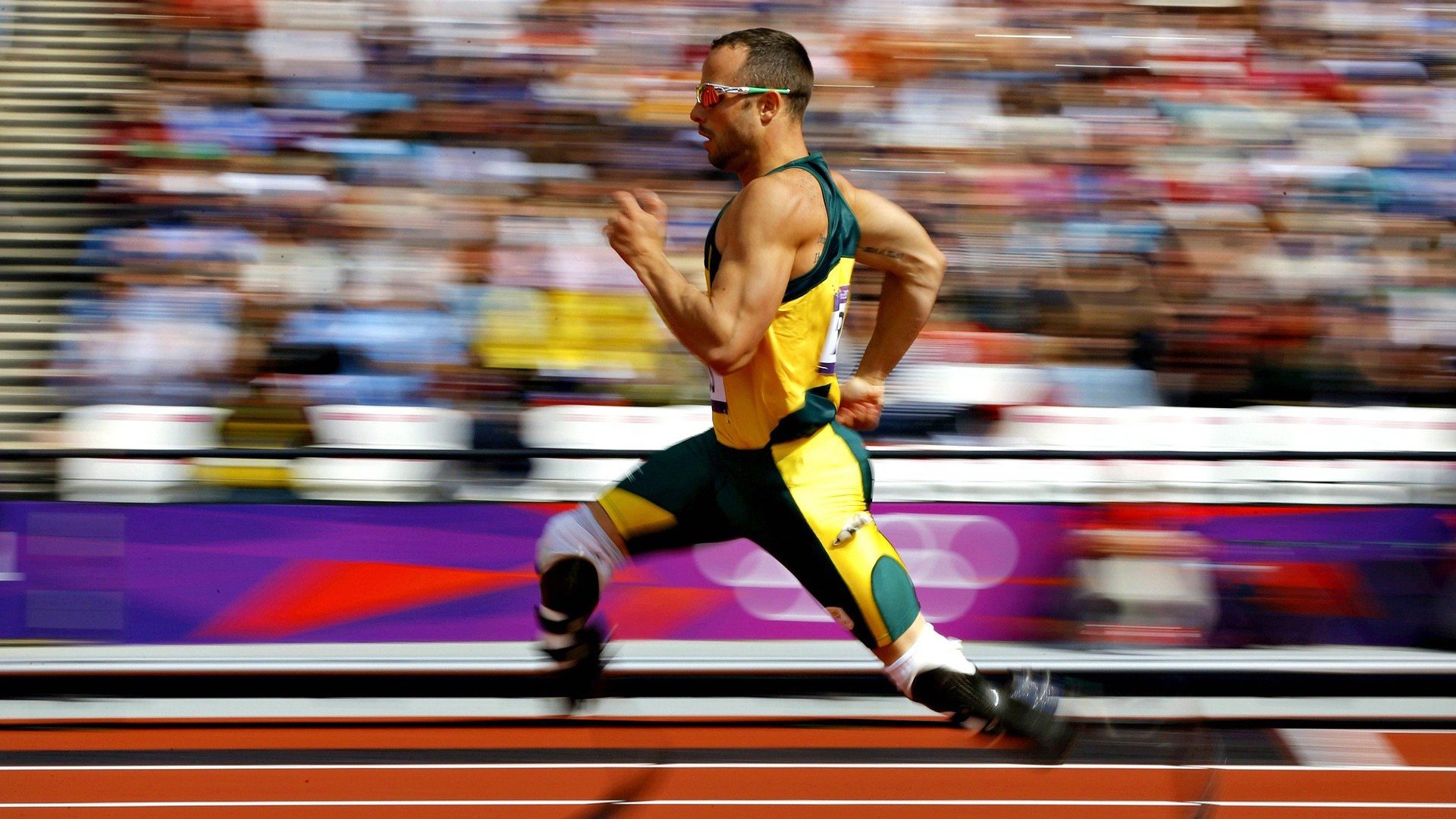 凯莉·麦基翁展现新一代仰泳冠军风范，凯丽-麦基昂