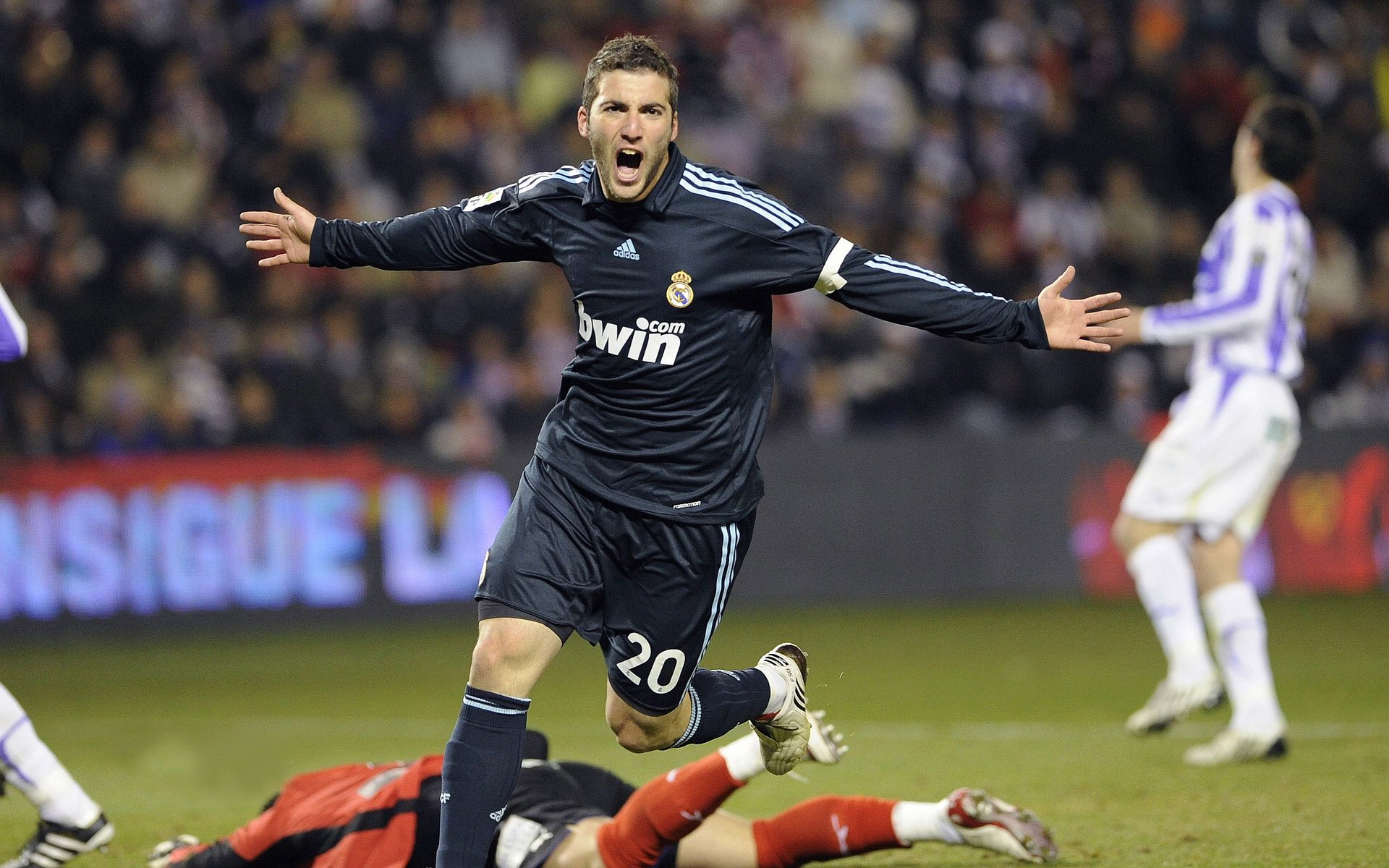 跳水高台项目波兰完成高难动作,高台跳水极限